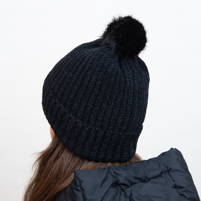 Căciulă izolată neagră cu dungi albe și pompon - Accesorii