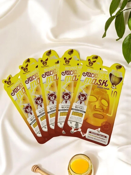 O mască facială cu cărbune activ care curăță în profunzime, întărește și strânge porii