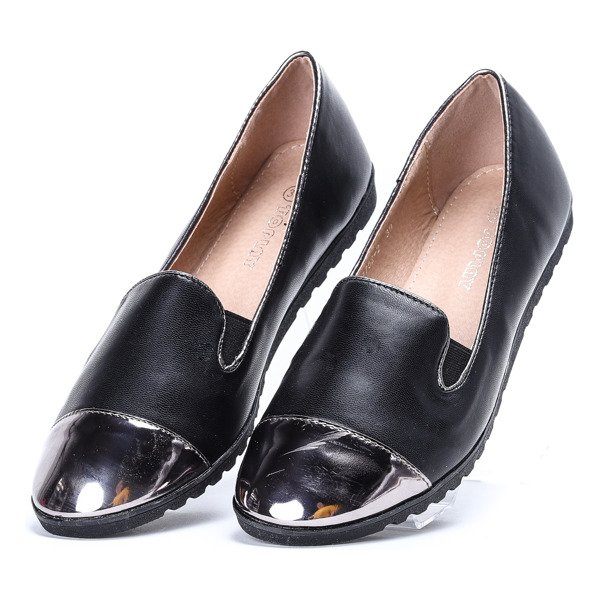 Czarne slip on z lakierowanym noskiem Jomelyn - Obuwie