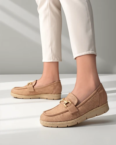 Pantofi feminini platescu cu o decorare pe vârf