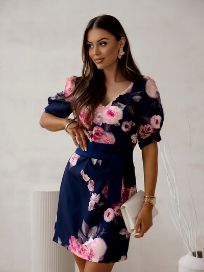 Rochie de damă până la genunchi Royalfashion cu mâneci scurte bufante și un cordon cu trandafiri frumoși