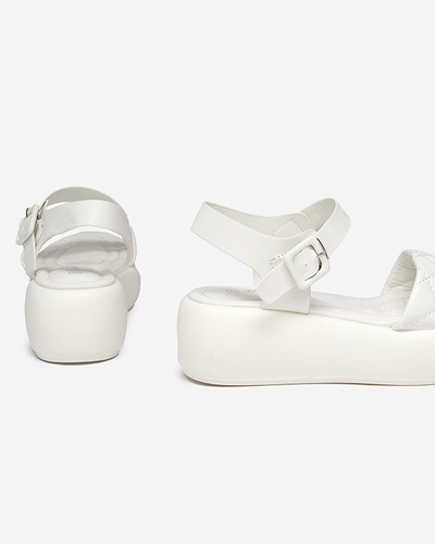 OUTLET Sandale de damă din piele ecologică cu pană matlasată în Baloui alb - Încălțăminte