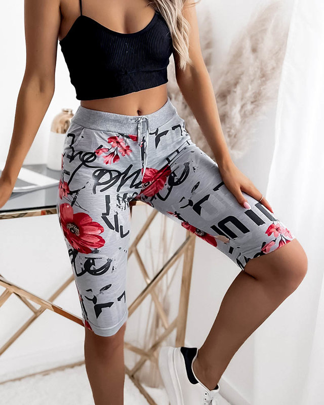 Pantaloni scurți de damă gri și roșii 3/4 lungime cu imprimeu PLUS SIZE - Îmbrăcăminte