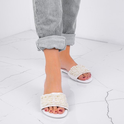 Białe klapki z koralikami Amely - Obuwie