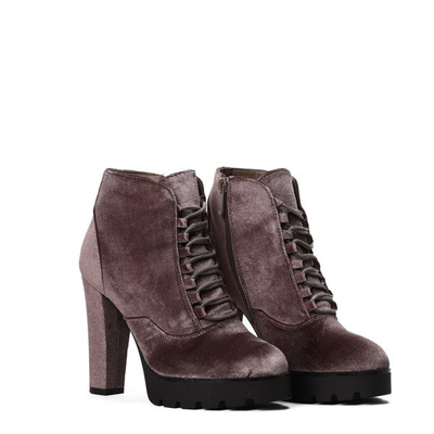 Brązowe, welurowe botki na słupku Megan- Obuwie 