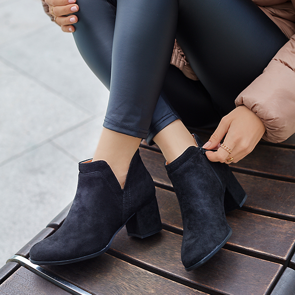 OUTLET Cizme izolate de damă negre, pe post de montură joasă Lorik - Încălțăminte