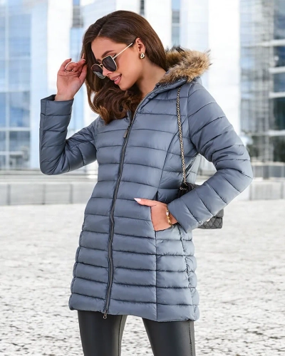 Geaca de iarna matlasata pentru femei Royalfashion Geaca de iarna matlasata si calduroasa pentru femei. Geaca are o gluga detasabila cu blana nedetasabila si doua buzunare. Este inchisa cu fermoar. Model umplut cu puf sintetic. Perfecta pentru iarna! 8765