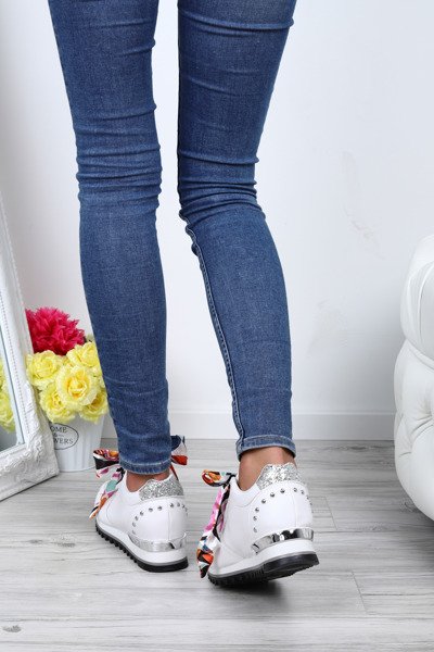 Białe tenisówki wiązane chustą Madalynn- Obuwie