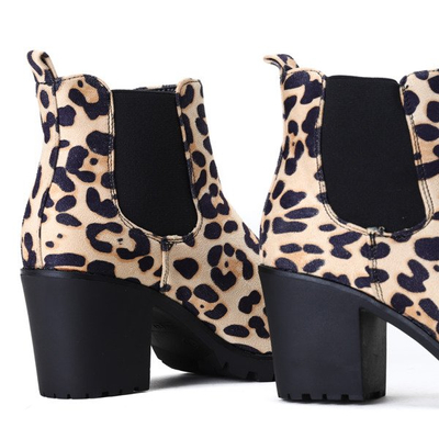 Botki na słupku w panterkę Sarah - Obuwie