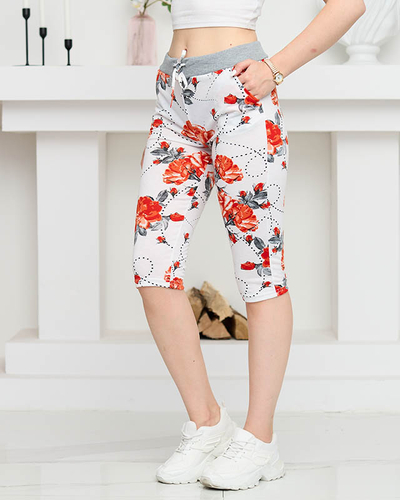 Pantaloni scurti de damă, lungi 3/4, florali, în alb și roșu MĂRIME PLUS - Îmbrăcăminte