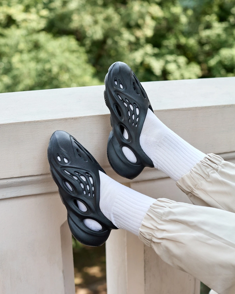 OUTLET Royalfashion Pantofi sport de damă negri cu decupaje Loydi