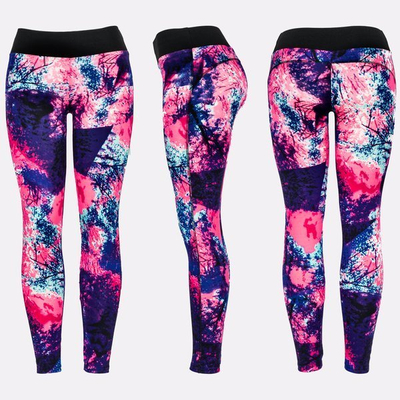 Kolorowe legginsy z przewagą neonowego różu - Spodnie