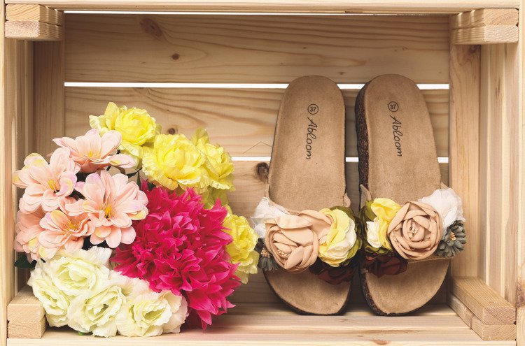 Beżowe klapki z kwiatkami Leslie- Obuwie