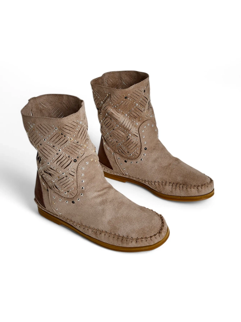 Cizme de gleznă Royalfashion pentru femei pe o platformă joasă cu cuie, stil indian