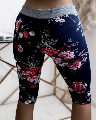 Pantaloni scurți 3/4 de damă bleumarin cu flori roșii PLUS SIZE - Îmbrăcăminte