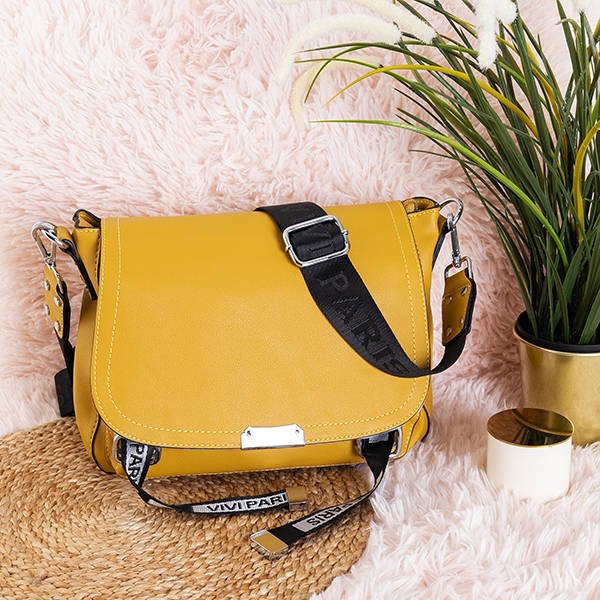 O geantă de mână mică, de culoare maronie - Genti de mână