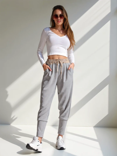 Royalfashion Pantaloni scurți pentru femei cu un brâu elastic auriu