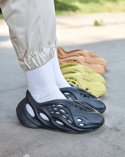 OUTLET Royalfashion Pantofi sport de damă negri cu decupaje Loydi