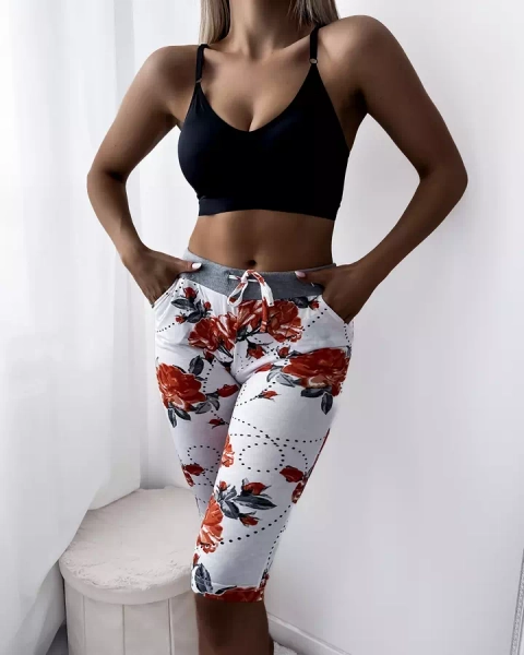 Pantaloni scurți de damă, albi, 3/4 lungime, cu flori roșii PLUS SIZE - Îmbrăcăminte