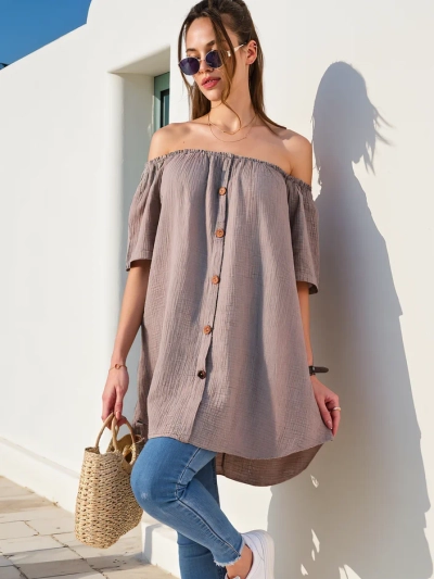 Bluză din bumbac Royalfashion pentru femei a'la off-the-shoulder cu butoane decorative