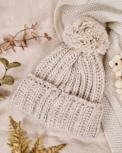 Căciulă de damă tricotată cu pompom de la Royalfashion