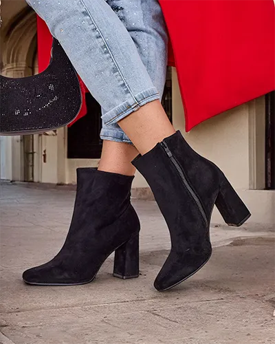 Ghetele pentru femei din eco-catifea de la Royalfashion pe un post Emoro