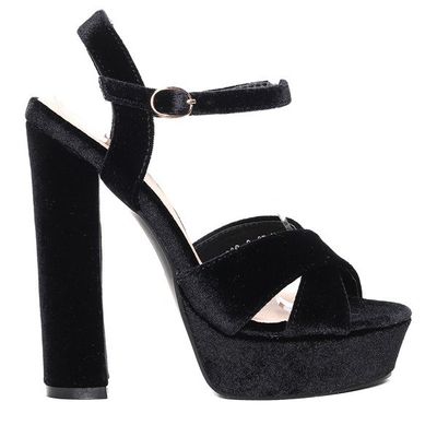 Czarne sandały na platformie- Obuwie