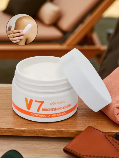 Cremă iluminatoare pentru față cu un complex de 7 vitamine