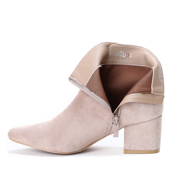 Beżowe botki na słupku z ozdobną klamrą Joelle- Obuwie