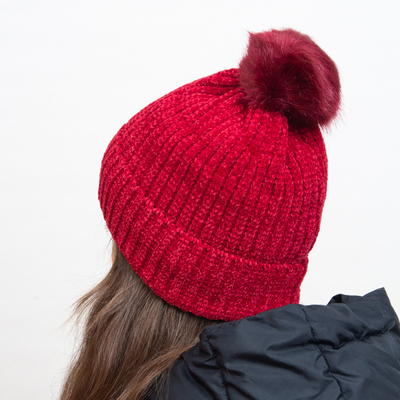Căciulă izolată maro cu dungi albe și pompon - Accesorii