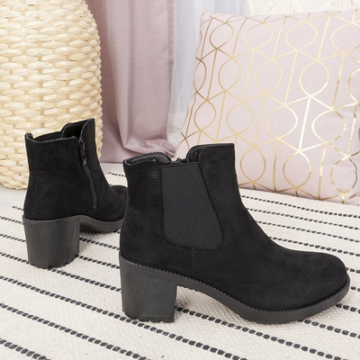 Cizme negre pe un post superior Saviene - Încălțăminte