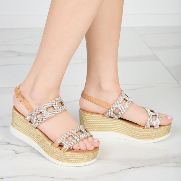 OUTLET Sandale de damă maro deschis cu zirconi pe pană Masewi - Încălțăminte