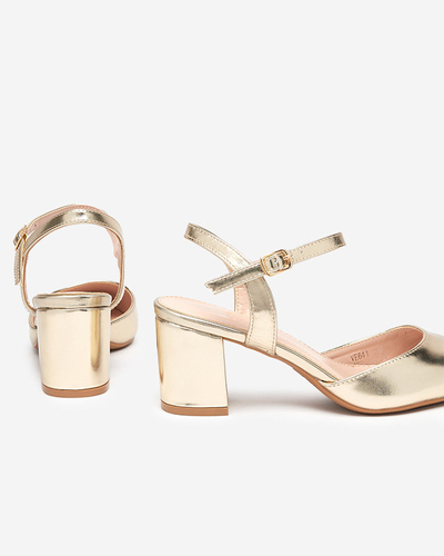 Sandale de damă pe stâlp jos într-o culoare aurie Nerolak - Încălțăminte