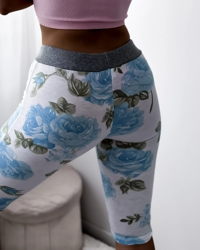 Pantaloni scurți de damă, albi, 3/4, cu flori albastre - Îmbrăcăminte