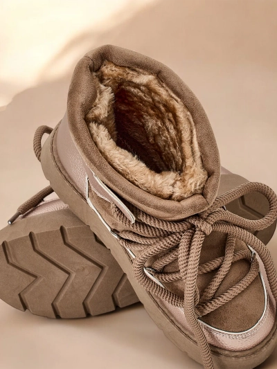 Cizme de zăpadă pentru femei Royalfashion Iniuc cu șiret. Cizme de zăpadă pentru femei cu un șaft fabricat dintr-o combinație de piele ecologică și catifea ecologică. În interior, există o căptușeală frumoasă din blană, încălțăminte cu înfășurare și șiret