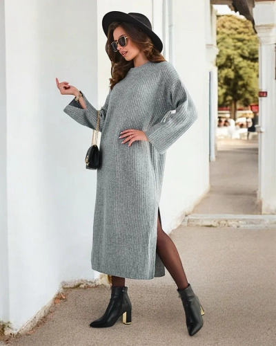 Rochie pulover lungă pentru femei de la Royalfashion. Rochie pulover midi pentru femei cu mâneci lungi. Realizată din material textil. Trebuie să o ai în această sezon! ATENȚIE: Precizia măsurătorilor (+/-) 1 cm. Dimensiunile sunt măsurate pe orizon