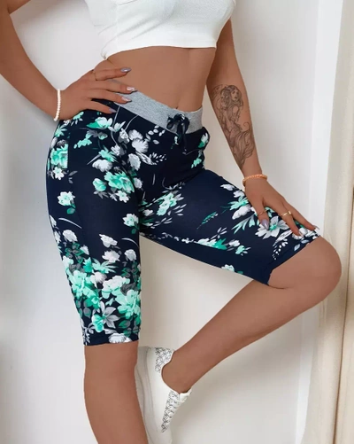 Pantaloni scurți de damă 3/4 bleumarin cu flori verzi PLUS SIZE - Îmbrăcăminte