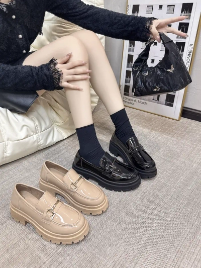 Royalfashion Mocasi din patent pentru femei Adelio