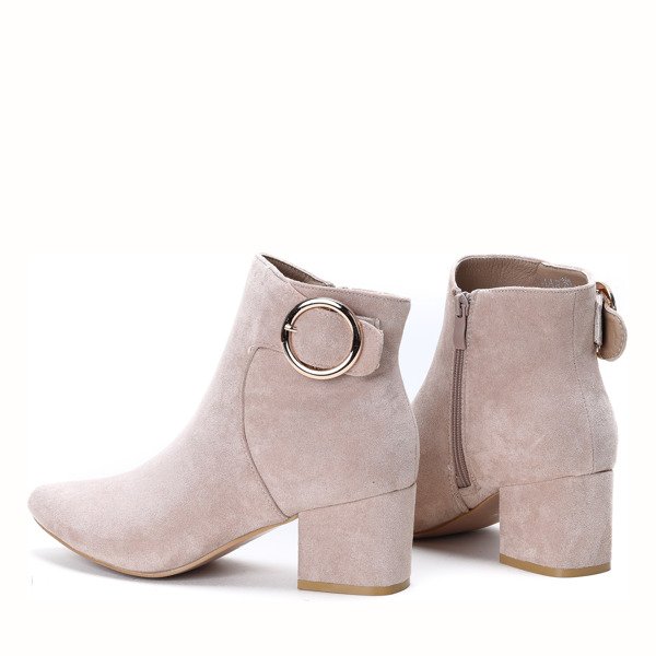 Beżowe botki na słupku z ozdobną klamrą Joelle- Obuwie