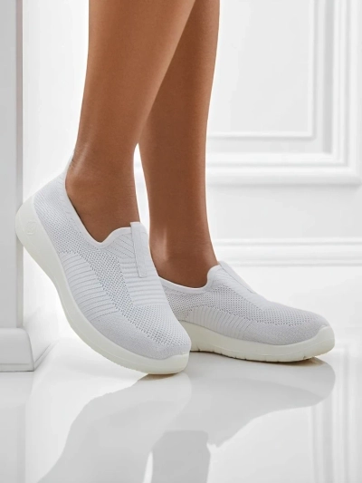 Pantofi slip-on de damă albi Callista din țesătură respirabilă cu toc plat