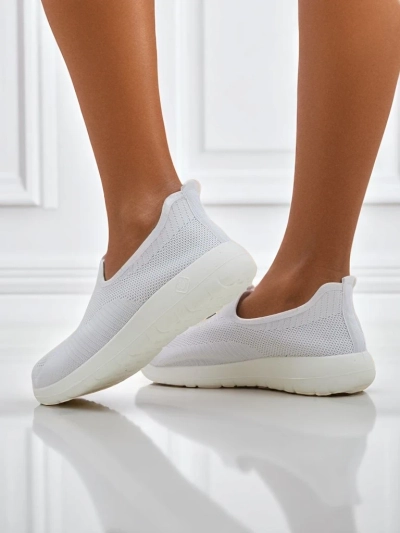 Pantofi slip-on de damă albi Callista din țesătură respirabilă cu toc plat