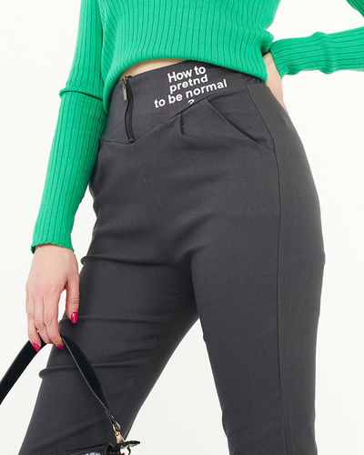 Pantaloni de damă din țesătură gri închis cu inscripții decorative - Îmbrăcăminte