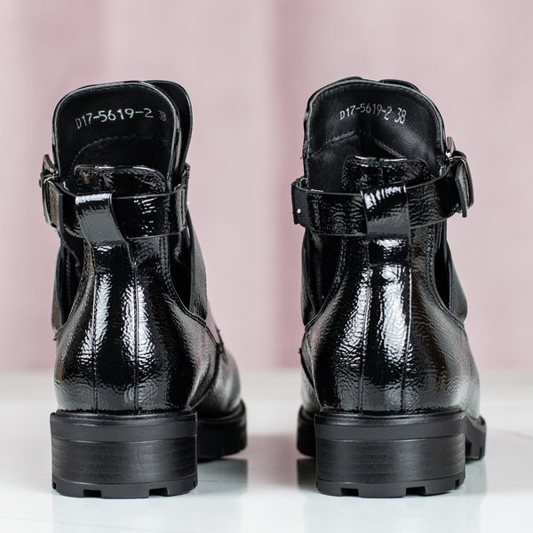 Czarne botki lakierowane na płaskim obcasie Ivone - Obuwie