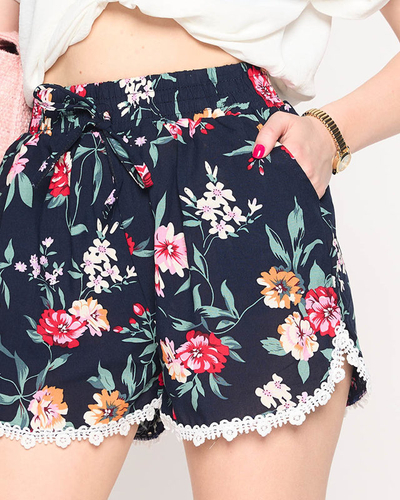 Pantaloni scurți de damă bleumarin și roz cu model floral - Îmbrăcăminte