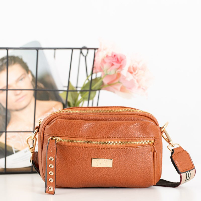 O geantă de mână mică pentru femei pe un cadru maro - Genți de mână