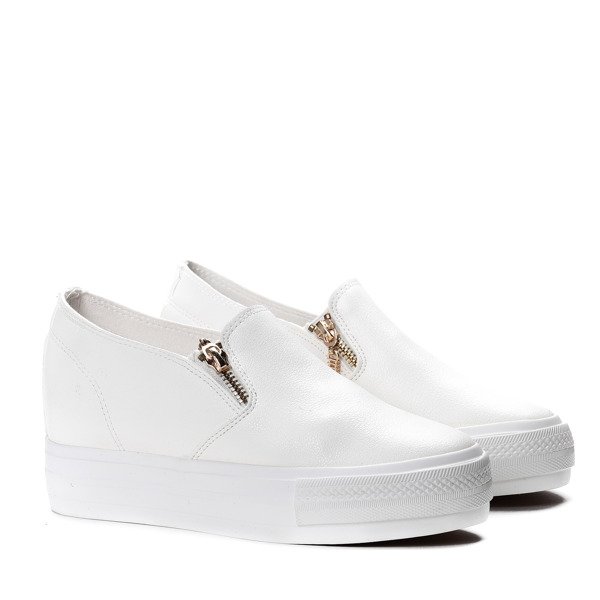 Białe tenisówki slip on z suwaczkami na koturnie Carlee- Obuwie