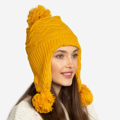 Palarie de dama galbena izolata cu pompoane - Accesorii