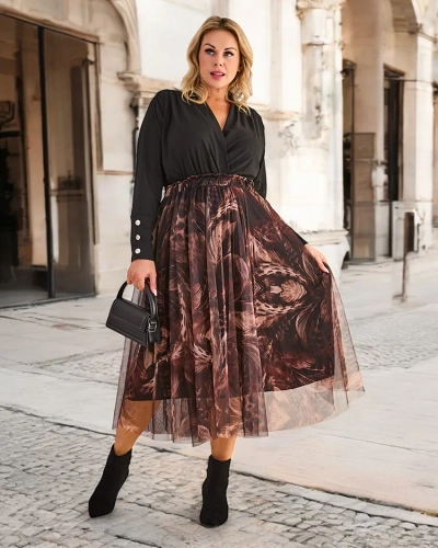 Fusta midi cu două straturi pentru femei de la Royalfashion. Fustă midi pentru femei atemporală. Modelul are căptușeală și tulle sub formă de plasă, precum și o bandă elastică și largă în talie care accentuează perfect talia. Această fustă este un accent 