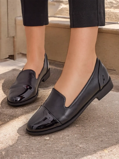 Royalfashion Mocasini eleganți pentru femei. Model unic de mocasini pentru femei, cu talpă plată. Un model clasic realizat dintr-o combinație de piele de catifea și eco-piele lucioasă, cu o talpă interioară din eco-piele. Perfect pentru purtare zil