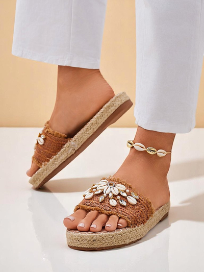 Sandały Royalfashion Callista Boho Camel na płaskiej platformie z muszelkami